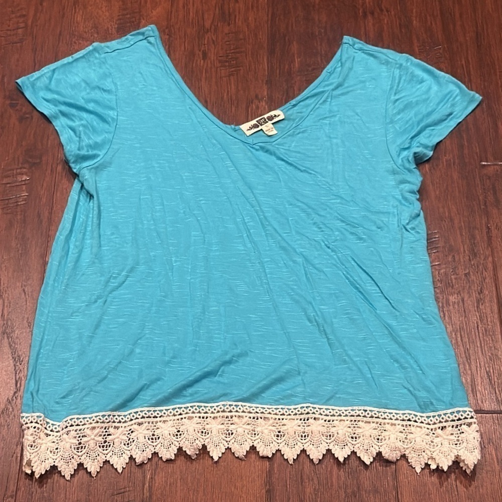 CM🩷 Medium Hippie Rose Asymmetrical Blue Cap Sleeve Tee